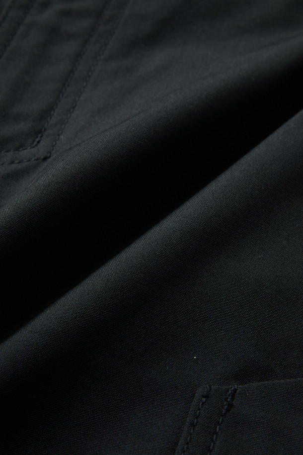 라이트워크 일렉트릭션 팬츠는 남성용 워크웨어 스타일의 워크팬츠입니다. 블랙 컬러의 면혼방 및 나일론 소재로 제작되어 봄, 여름, 가을에 착용하기 좋습니다. 컴포트핏으로 편안한 착용감을 제공하며, 무지 패턴에 중간 두께감으로 제작되었습니다. 작업 용도는 물론 일상에서도 활용 가능하며, 무릎 패드 탈부착, 총 8개의 포켓, YKK 지퍼, D링, 툴 파우치 호환 등의 기능으로 실용성을 높였습니다. 출근룩, 워크샵룩, 캠핑룩 등 다양한 TPO에 미니멀하고 캐주얼하게 스타일링할 수 있습니다.
