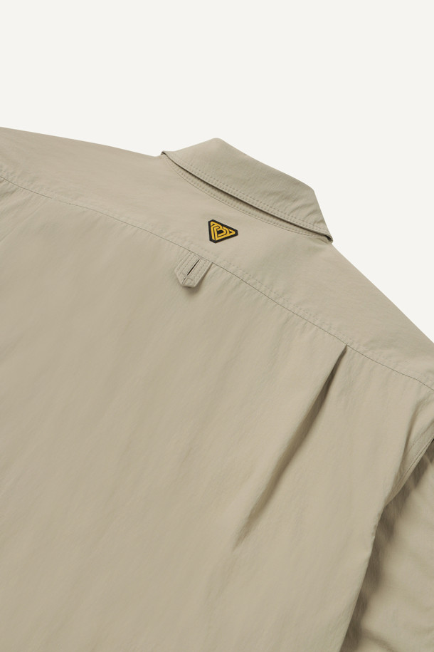 라이트워크 코듀라 셔켓은 워크웨어와 일상 모두 소화 가능한 남녀 공용 셔켓입니다. 베이지 색상으로 출시되었으며, 봄, 가을, 겨울 세 계절 모두 활용 가능합니다. 얇은 두께감에 코듀라, 나일론, 스판덱스 혼방 소재를 사용하여 방수, 신축성, 내구성, 내마모성까지 갖췄습니다. 컴포트핏 레귤러 기장으로 편안한 착용감을 제공하며, 8개의 포켓 시스템과 소매 롤업 기능, 금속 스냅 버튼, 볼펜 홀더, 다용도 고리 등 실용적인 디테일이 돋보입니다. 캐주얼, 워크웨어, 미니멀 스타일을 즐겨 입는 분들께 추천합니다.
