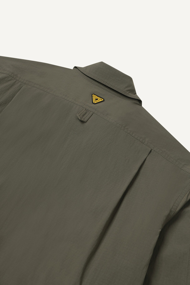 라이트워크 코듀라 셔켓은 봄, 가을, 겨울 세 계절 모두 활용 가능한 공용 셔켓입니다. 캐주얼, 스포티, 워크웨어 스타일을 아우르는 디자인으로, 일상, 워크, 출근룩, 워크샵룩, 가을 나들이룩 등 다양한 TPO에 적합합니다. 방수, 발수 기능을 갖춘 코듀라, 나일론, 스판덱스 혼방 소재로 제작되어 활동성과 편안함을 제공하며, 컴포트핏으로 편안한 착용감을 선사합니다. 카키, 올리브 두 가지 색상으로 출시되었으며, 얇은 두께감과 긴 소매 기장이 특징입니다. 8개의 수납 포켓, 소매 롤업 기능, 금속 스냅 버튼, 액션 플리츠, 펜 홀더, 다용도 고리 등 실용적인 디테일이 돋보입니다.
