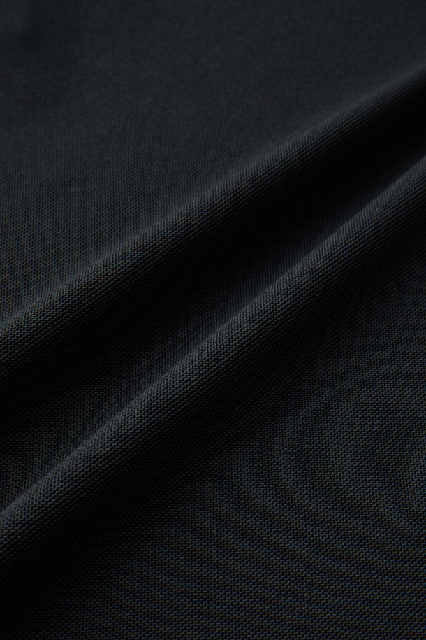 블랙 색상의 택티컬 폴로 긴팔 티셔츠입니다. 일상, 작업용, 출근룩, 여행룩, 워크샵룩 등 다양한 TPO에 적합하며, 캐주얼, 미니멀, 워크웨어 스타일을 연출할 수 있습니다. 나일론과 폴리에스테르 혼방 소재로 제작되어 흡습, 속건, 항균, 통기성, 신축성이 우수합니다. 밀리터리 무드의 스탠다드핏 폴로넥 디자인으로, 양쪽 가슴 펜 홀더, 소매 플랩 포켓, 벨크로 디테일, 사이드 밑단 트임, YKK 스냅 버튼, 벨크로 시스템 등 실용적인 특징을 갖추었습니다. 긴소매 기장의 무지 디자인으로, 레귤러 기장으로 제작되었습니다.
