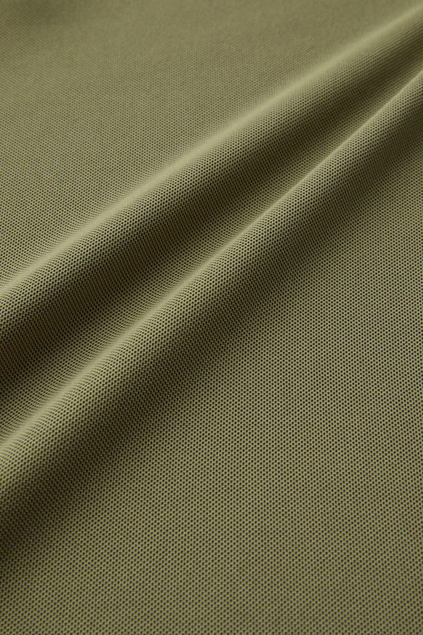 본 상품은 밀리터리, 스포티 스타일의 택티컬 폴로 긴팔 티셔츠입니다. 카키, 올리브 두 가지 색상으로 출시되었으며, 흡습, 속건, 항균, 통기성, 스트레치 기능으로 여름철에도 쾌적하게 착용 가능합니다. YKK 스냅 버튼, 펜 홀더, 벨크로 플랩 포켓, 사이드 밑단 트임, 벨크로 시스템, 내마모성 강화 등의 디테일이 돋보입니다. 출근룩, 워크샵룩, 여행룩 등 다양한 TPO에 활용 가능하며, 캐주얼, 스포티, 워크웨어 스타일을 연출할 수 있습니다. 스탠다드핏의 폴로넥 디자인으로 편안함과 활동성을 동시에 제공합니다.
