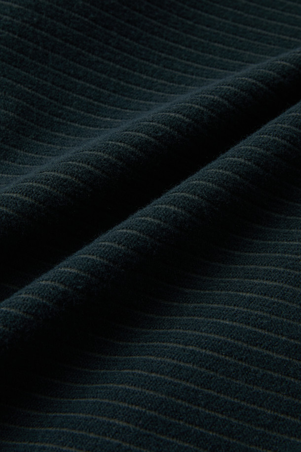 겨울철 따뜻함을 책임질 윈터 반집업 긴팔 티셔츠(코듀라)입니다. 코듀라, 스판덱스, 플리스 소재 혼방으로 뛰어난 내구성과 신축성, 부드러운 촉감과 보온성을 제공합니다. 안감은 플리스로 마감하여 한겨울에도 쾌적하게 착용 가능하며, 스포티하면서도 베이직한 디자인으로 일상, 워킹, 여행 등 다양한 TPO에 활용하기 좋습니다. YKK 지퍼, 지퍼 하단 쉘터 보강, 왼쪽 소매 펜꽂이 포켓, 양쪽 사이드 스트레치 배색, 소매단 접밴드 등 디테일한 디자인이 돋보입니다. 다크 그린 색상의 무지 패턴으로 미니멀하고 캐주얼한 스타일을 연출해보세요.
