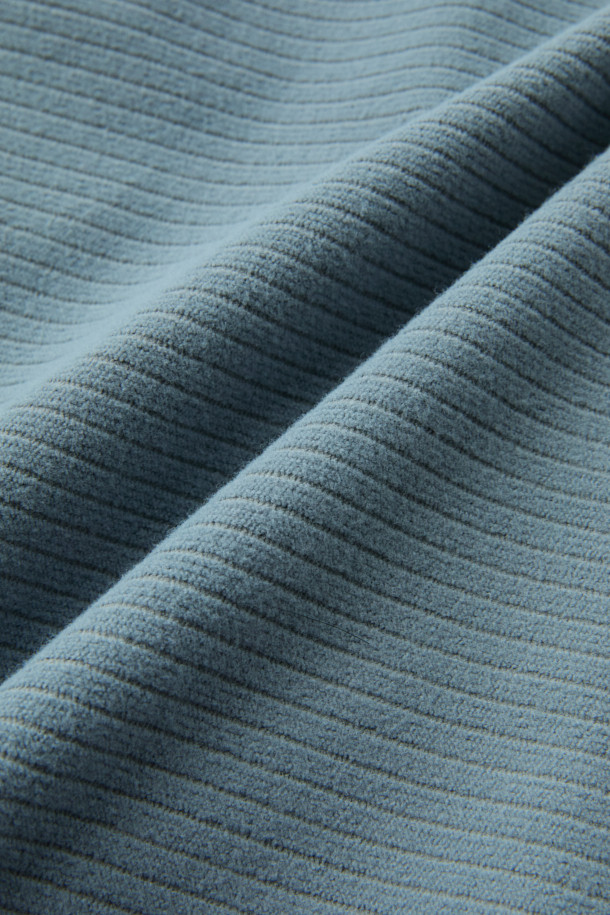 겨울철 추위에도 끄떡없는 윈터 반집업 긴팔 티셔츠(코듀라)입니다. 보온성을 극대화하는 플리스 안감과 두꺼운 두께감, 코듀라, 스판덱스, 플리스의 혼방으로 뛰어난 내구성과 신축성을 자랑합니다. 부드러운 촉감과 스탠다드 핏으로 편안한 착용감을 선사하며, YKK 지퍼, 지퍼 하단 쉘터 보강, 왼쪽 소매 펜꽂이 포켓, 양쪽 사이드 스트레치 배색 등의 디테일로 기능성을 더했습니다. 일상, 워킹, 출근룩, 혹은 워크샵룩 등 다양한 TPO에 어울리는 스포티하고 베이직한 스타일의 티셔츠입니다.
