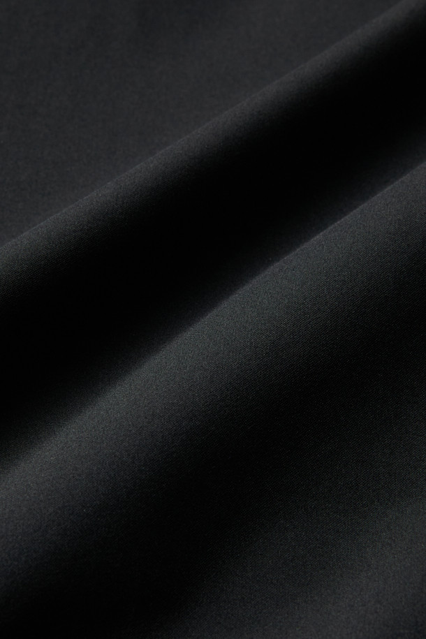 워크 경량 패딩은 캐주얼하고 스포티한 스타일의 겨울용 아우터입니다. 블랙 색상의 무지 디자인으로, 출근룩과 여행룩에 모두 활용하기 좋습니다. 나일론 소재로 제작되어 가볍고 부드러운 촉감을 선사하며, 두꺼운 두께감으로 뛰어난 보온성을 제공합니다. 생활 방수 기능과 투습 기능으로 쾌적함을 유지하며, 지퍼와 스냅으로 여밀 수 있습니다. 6개의 포켓과 스토퍼 디테일로 실용성을 더한 스탠다드핏 긴소매 패딩입니다.
