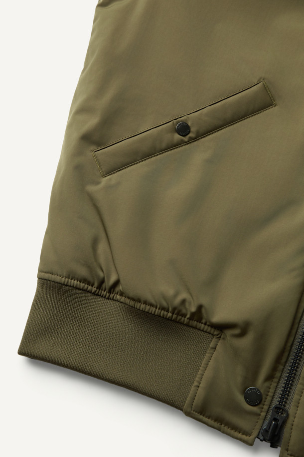 워크 MA-1 패딩 파카 V4는 일상과 워크웨어 스타일을 아우르는 남녀 공용 아우터입니다. 카키와 올리브 두 가지 색상으로 출시되었으며, 가을과 겨울에 따뜻하게 입을 수 있도록 두꺼운 두께감의 폴리에스테르 소재로 제작되었습니다. 컴포트핏으로 편안한 착용감을 제공하며, YKK 2WAY 지퍼, 13개 포켓, 후드 탈부착, 벨크로 시스템, 시보리 디테일, 아일렛 통기성 등 다양한 디테일이 돋보입니다. 생활방수, 방풍, 보온, 통기성 기능으로 실용성을 높였으며, 출근룩, 워크웨어, 스트리트, 미니멀 스타일을 즐겨 입는 분들께 추천합니다.
