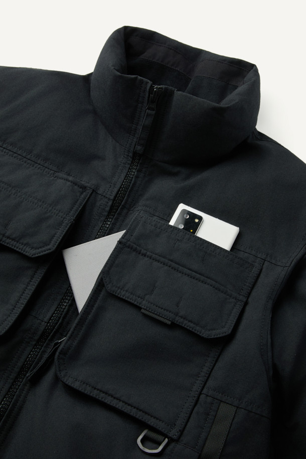 아라미드 쉴드 프리마로프트 워크 패딩 V2는 남성용 겨울 패딩으로, 워크웨어 및 작업복으로 활용하기 좋습니다. 밀리터리 스타일과 스포티한 무드를 동시에 느낄 수 있으며, 무지 패턴의 블랙 컬러로 디자인되었습니다. 뛰어난 보온성과 내구성을 자랑하며, 발수 및 제전 기능을 갖춰 기능성을 높였습니다. PRIMALOFT® SILVER 충전재, 알루미늄 히팅 안감, 9개의 포켓 시스템, D링 고리, 밑단 스트링 조절, 벨크로 시스템 등 다양한 디테일이 돋보입니다. 출근룩, 캠핑룩, 등산룩 등 다양한 TPO에 스포티, 워크웨어, 미니멀 스타일로 활용 가능합니다.
