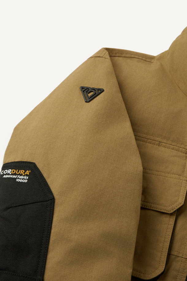 아라미드 쉴드 프리마로프트 워크 패딩 V2는 워크웨어와 일상, 스포티한 스타일을 아우르는 남녀 공용 겨울 아우터입니다. 베이지와 블랙 두 가지 색상으로 출시되었으며, 튼튼한 내구성과 보온성을 위해 아라미드, 코듀라, 프리마로프트 소재를 사용했습니다. 9개의 수납 포켓, D링 고리, 밑단 스트링 조절, 벨크로 시스템, 알루미늄 히팅 안감 등의 디테일이 돋보입니다. 발수 및 내열 기능으로 쾌적함을 더하며, 출근룩, 여행룩, 캠핑룩 등 다양한 TPO에 활용 가능합니다.
