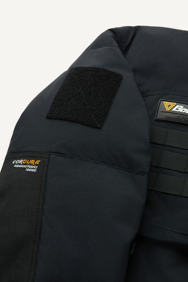 헤비듀티 퍼텍스 프리마로프트 워크 패딩 V3는 혹독한 겨울 날씨에도 끄떡없는 보온성을 제공하는 방한 패딩입니다. 방수, 투습, 보온, 발수, 경량 기능을 갖춘 프리마로프트 충전재와 튼튼한 퍼텍스, 코듀라 소재를 사용하여 제작되었습니다. 총 9개의 넉넉한 포켓과 겨드랑이 액션 분량, 몰리 시스템 적용으로 작업 시 편리함을 더합니다. 밀리터리, 스포티, 워크웨어 스타일을 아우르는 디자인으로 출근룩, 캠핑룩, 등산룩 등 다양한 TPO에 활용 가능합니다. 체열 반사 알루미늄 히팅 안감으로 보온성을 극대화하여 추운 겨울철에도 따뜻하게 활동할 수 있습니다.
