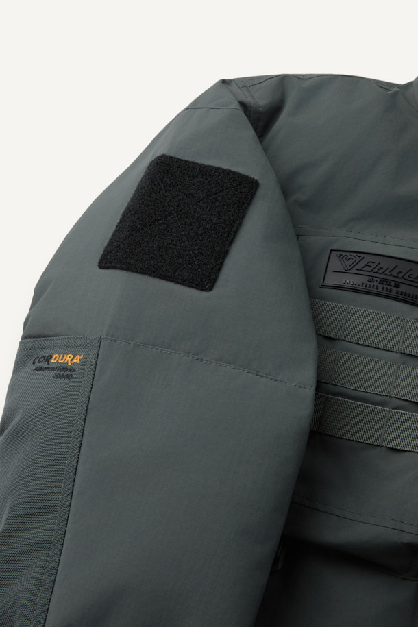 헤비듀티 퍼텍스 프리마로프트 워크 패딩 V3는 겨울철 워크웨어와 아웃도어 활동에 적합한 남성용 패딩입니다. 밀리터리 스타일의 무지 디자인으로, 그린 컬러를 제공합니다. 방수, 투습, 보온, 발수 기능을 갖춘 PERTEX® SHIELD 원단과 PRIMALOFT® SILVER 충전재를 사용하여 뛰어난 기능성을 자랑합니다. 팔꿈치 부분은 코듀라 1000D 원단으로 보강되었으며, 알루미늄 히팅 안감, 9개의 포켓, 몰리 시스템 적용으로 수납력과 활동성을 높였습니다. 스탠다드 핏에 지퍼형 여밈 방식으로 편안하게 착용 가능하며, 캠핑, 등산, 여행 등 다양한 TPO에 고프코어 및 워크웨어 스타일을 연출할 수 있습니다.
