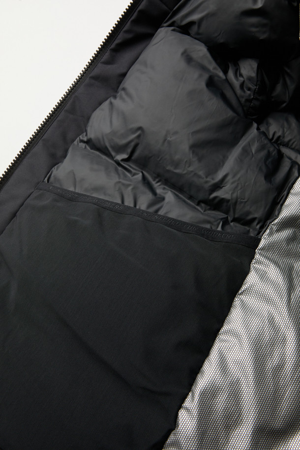 고어텍스 구스 다운 V2는 겨울철 하이킹, 일상, 워킹 등 다양한 활동에 적합한 남녀 공용 아우터입니다. 블랙 색상의 무지 디자인으로 스포티하고 미니멀한 스타일을 연출하며, 레귤러핏과 레귤러 기장으로 편안한 착용감을 제공합니다. 방수, 보온, 발수 기능과 7개의 포켓, 후드 탈부착, 알루미늄 히팅 안감, 내구성 등 뛰어난 기능성을 갖춰 캠핑룩, 등산룩, 출근룩 등 어떤 TPO에도 잘 어울립니다. 고어텍스 소재와 구스 다운 충전재를 사용하여 두꺼운 두께감으로 따뜻함을 극대화했으며, 긴 소매 기장과 지퍼, 스냅 여밈으로 외부의 찬 공기를 효과적으로 차단합니다.
