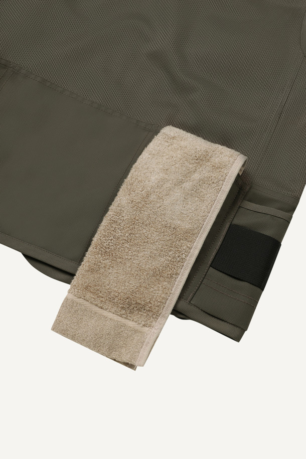 일렉트릭션 베스트는 작업용 또는 일상생활에서 활용 가능한 남성용 베스트입니다. 카키와 블랙 두 가지 색상으로 제공되며, 봄, 여름, 가을 계절에 착용하기 좋습니다. 워크웨어 스타일의 레귤러핏으로 디자인되었으며, 브이넥과 민소매 디자인이 특징입니다. 두꺼운 두께의 도비/메쉬 혼방 소재로 제작되어 뻣뻣한 촉감을 제공하며, 통기성과 수납 기능을 갖췄습니다. 총 12개의 포켓, YKK 스냅/지퍼, 다용도 몰리 시스템, D링 3개, 내구성 강화, 전기공 전용 디자인 등 다양한 특징을 갖춘 실용적인 아이템입니다.
