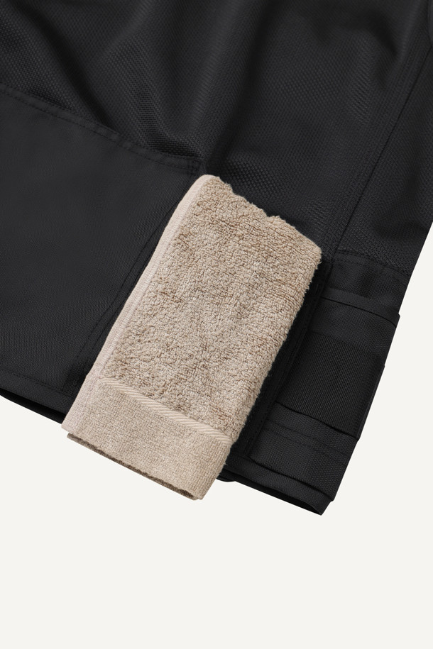 일렉트릭션 베스트는 남성용 워크웨어 스타일의 작업 조끼입니다. 두껍고 뻣뻣한 도비 및 메쉬 소재로 제작되었으며, 사계절 착용이 가능합니다. 총 12개의 포켓과 다용도 몰리 시스템, YKK 스냅/지퍼, D링 3개가 있어 뛰어난 수납력과 실용성을 제공합니다. 전기공 전용 디자인으로 제작되었으며, 브이넥, 레귤러핏, 민소매 디자인이 특징입니다. 출근룩과 워크샵룩, 캐주얼, 미니멀 스타일 연출에 적합하며, 내구성이 뛰어나 작업 환경에서 쾌적함과 편리함을 더합니다.
