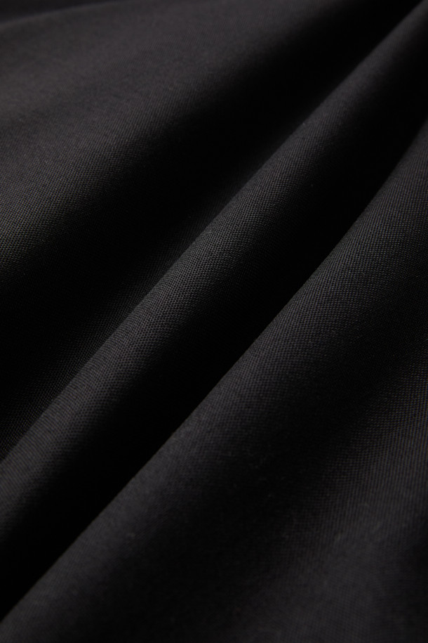 헤비듀티 패딩 베스트는 혹독한 겨울 날씨에도 끄떡없는 보온력을 제공하는 남녀 공용 아우터입니다. 블랙 컬러의 무지 디자인에, 스포티와 밀리터리 스타일을 결합하여 일상 및 아웃도어 활동에 모두 적합합니다. 튼튼한 코듀라와 나일론 소재를 사용하여 내구성과 내마모성을 높였으며, 두꺼운 두께감과 부드러운 촉감이 특징입니다. YKK 스냅/지퍼, 웨빙 테이프 디테일, 벨크로 포켓, 다중 포켓 구성, 고기능성 패딩 충전재 등이 적용되어 뛰어난 기능성을 자랑합니다. 스포티, 워크웨어, 미니멀 스타일을 추구하는 분들께 겨울 데일리룩과 캠핑룩에 완벽한 선택이 될 것입니다.
