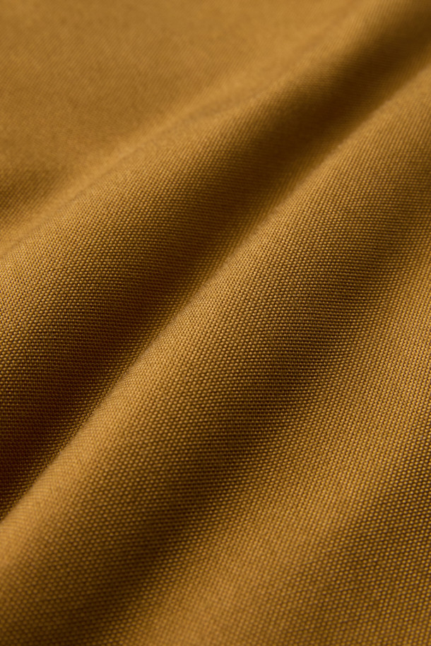 겨울철 일상과 아웃도어 활동에 적합한 헤비듀티 패딩 베스트입니다. 브라운 컬러의 무지 디자인으로, 유틸리티와 스포티한 스타일을 연출합니다. 겉감은 내구성이 뛰어난 코듀라와 나일론 소재를 사용하여 제작되었으며, 두꺼운 두께감으로 보온성을 높였습니다. 고기능성 패딩 충전재와 다수의 포켓, YKK 지퍼, 벨크로 포켓, 웨빙테이프 디테일 등 다양한 기능과 디자인 요소를 갖추었습니다. 내구성과 내마모성이 뛰어나며, 사이드 립 배색으로 포인트를 주어 세련된 겨울 데일리룩과 여행룩을 완성합니다.
