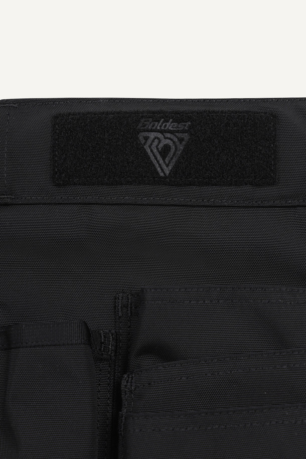 워크 페인터 벨트는 작업용 및 페인팅 작업에 최적화된 실용적인 아이템입니다. 블랙, 화이트 두 가지 색상으로 제공되며, 내구성이 뛰어난 나일론 소재를 사용했습니다. 3개의 파우치로 구성되어 있으며, 대형 메인 파우치, 좌/우측 보조 파우치로 넉넉한 수납공간을 제공합니다. 벨크로형 잠금 방식으로 간편하게 탈부착 가능하며, 고정력을 강화한 벨크로와 D링, 와펜 디자인으로 실용성과 스타일을 모두 갖췄습니다. 전면 및 후면 착용이 가능하며, 파우치 탈부착 및 사이즈 조절이 용이하여 워크샵룩, 출근룩과 같은 워크웨어, 캐주얼, 미니멀 스타일을 연출하기 좋습니다. 페인터 전용 툴을 최적화하여 작업 효율을 높여줍니다.
