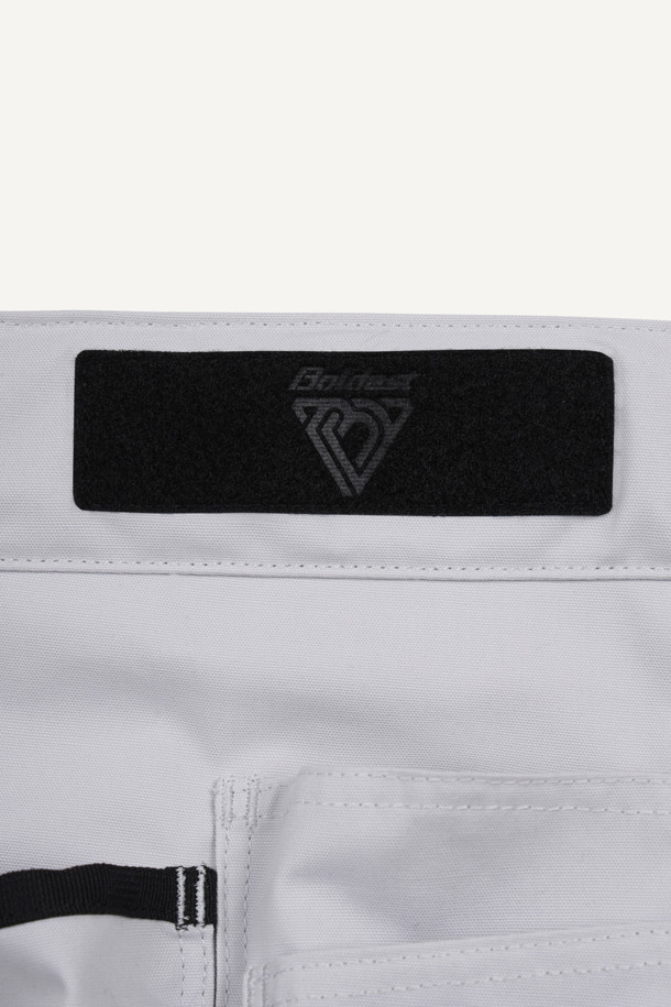 워크 페인터 벨트는 작업 시 편리함을 더하는 실용적인 아이템입니다. 튼튼한 나일론과 폴리에스테르 소재로 제작되어 내구성이 뛰어나며, 작업용, 페인팅, 미장 등 다양한 용도로 활용 가능합니다. 화이트와 블랙 두 가지 색상으로 출시되었으며, 수납, 탈부착, 커스터마이징 기능을 제공합니다. 대형 메인 파우치, 좌/우측 보조 파우치로 넉넉한 수납공간을 확보하고, D링, 벨크로, 와펜 디테일로 포인트를 더했습니다. 40mm 웨빙과 PU 코팅으로 고정력과 내구성을 강화하여 워크웨어, 고프코어, 캐주얼 스타일의 캠핑룩, 가을 나들이룩, 워크샵룩에 잘 어울립니다.
