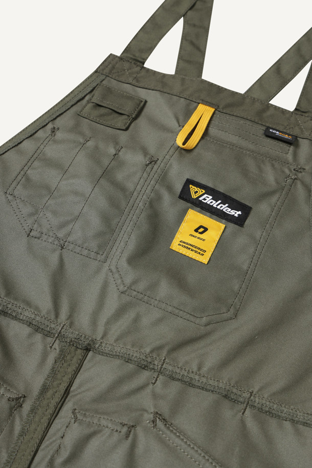 워크 툴 에이프런은 남녀 공용으로 제작되었으며, 카키와 올리브 두 가지 색상으로 만나볼 수 있습니다. 내구성이 뛰어나고 수납성이 뛰어난 워크웨어 에이프런으로, 나일론과 코듀라 소재를 사용하여 흡습, 속건, 내마모 기능까지 갖췄습니다. 가슴 포켓 4개, 하단 포켓 4개, 펜 포켓 등 넉넉한 수납공간을 제공하며, 벨크로, 몰리시스템, X자형 어깨끈으로 디자인에 포인트를 더했습니다.  길이 조절, 가랑이 트임, 패치 부착 가능 등 디테일한 기능성으로 워크샵룩, 캠핑룩, 가을 나들이룩, 워크웨어, 고프코어, 미니멀 스타일을 즐기는 분들께 적합합니다.
