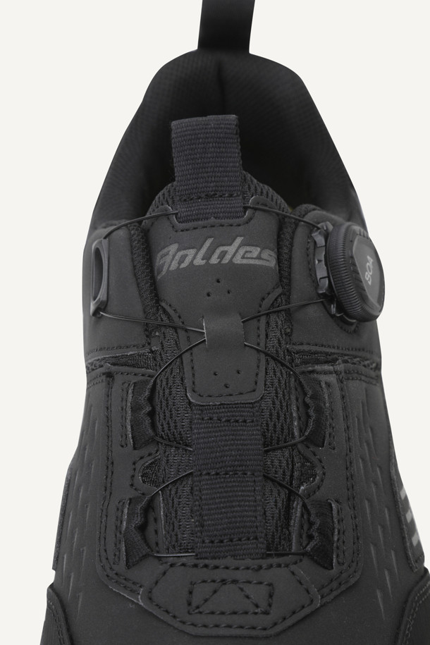 **VAULT ESSENTIAL (볼트 에센셜) 안전화**는 작업용 및 산업용으로 디자인된 남성용 안전화입니다. 블랙 컬러의 이 안전화는 사계절 모두 착용 가능하며, 스틸 토캡으로 앞코를 보호합니다. 신세틱, 메쉬, 러버 소재를 사용하여 제작되었으며, 4인치 굽 높이의 플랫 타입입니다. 14,000V 절연, 미끄럼 방지, BOA L6 시스템, 3겹 방탄지 내답판, 쿠셔닝 PU 인솔, 힐 웨빙 손잡이, 재귀반사 테이프, KCs 인증을 받았으며, 메쉬 안감에 로고 패턴과 BOA 다이얼 신발 여밈을 적용했습니다. 출근룩, 워크샵룩, 워크웨어, 미니멀, 캐주얼 스타일에 잘 어울리는 안전화입니다.
