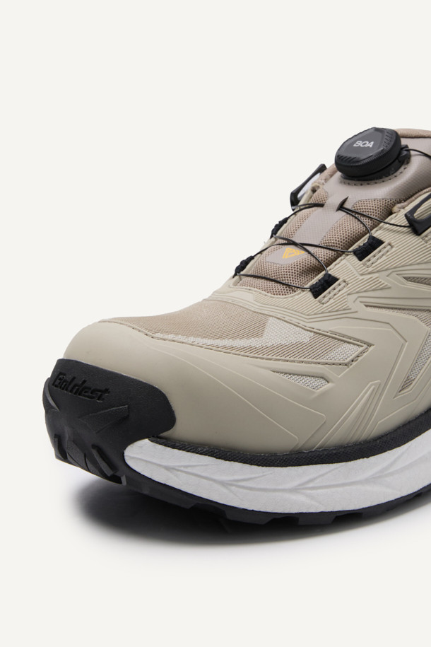 남성 작업용 산업용 안전화, VAPOR SHIELD 441(베이퍼 쉴드 441)입니다. 미니멀하고 워크웨어 스타일의 베이지 컬러로, 출근룩에도 잘 어울립니다. 아라미드 토캡, 메쉬, PU, E-TPU, 러버 소재를 사용하여 내구성과 통기성을 높였으며, EVA 안감으로 편안함을 더했습니다. BOA 시스템으로 편리하게 신고 벗을 수 있으며, 정전기 방지, 미끄럼 방지 기능과 KCs 인증을 획득하여 안전성을 확보했습니다. 충격 흡수, 통기성, 정전기 방지, 미끄럼 방지 등 다양한 기능을 갖춘 사계절용 안전화입니다.
