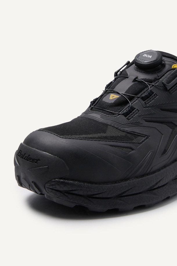 **VAPOR SHIELD 441 (베이퍼 쉴드 441)** 은 남성 작업자를 위한 안전화입니다. 메쉬, 폴리우레탄, 고무, EVA, 아라미드 등 다양한 소재를 사용하여 제작되었으며, 봄, 여름, 가을 계절에 착용하기 좋습니다. 토캡 디자인과 플랫 굽 타입으로 안정적인 착용감을 제공하며, 다이얼 방식으로 편리하게 신고 벗을 수 있습니다. 정전기 방지, 미끄럼 방지, 충격 흡수, 경량, 내구성, 통기성, 내답판, 토캡 등 다양한 안전 기능을 갖춰 워크웨어 및 캐주얼 출근룩에 적합합니다.
