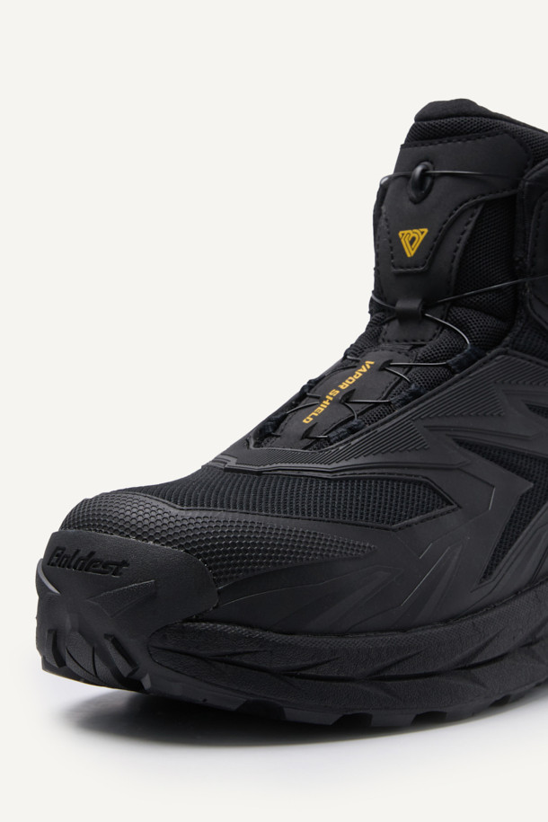 VAPOR SHIELD 541 (베이퍼 쉴드 541)은 남성용 워크부츠입니다. 블랙 컬러의 무지 디자인으로, 출근룩과 캠핑룩, 워크웨어, 미니멀, 캐주얼 스타일에 적합합니다. 아라미드 토캡, 메쉬, PU, E-TPU, 러버 소재를 사용하여 제작되었으며, BOA Fit System (보아 핏 시스템)을 적용하여 편리한 착용감을 제공합니다. E-TPU 미드솔, 논슬립 러버 아웃솔, 2.4mm 내답판, 탄성 EVA 허니콤 인솔을 통해 통기성, 내구성, 쿠션성, 반발 탄성, 미끄럼 방지 기능을 갖추었습니다. 사계절 모두 착용 가능하며, 작업 및 워킹에 적합한 기능을 제공합니다.
