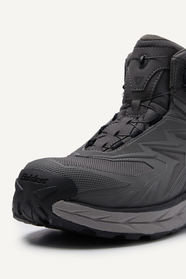 VAPOR SHIELD 541 (베이퍼 쉴드 541) 안전화는 남성 작업자를 위해 디자인된 미드컷 스타일의 안전화입니다. 그레이 컬러의 무지 디자인으로, 작업복과 함께 미니멀하거나 워크웨어 스타일의 출근룩을 연출하기 좋습니다. 메쉬, PU, E-TPU, 러버 소재를 사용하여 통기성과 내구성을 높였으며, 아라미드 토캡과 KCs 인증을 받아 안전성을 확보했습니다. BOA Fit System (보아 핏 시스템)을 적용하여 편안한 착용감을 제공하며, EVA 안감과 쿠션성, 반발탄성, 미끄럼방지 기능으로 작업 시 충격 흡수와 경량성을 경험할 수 있습니다.
