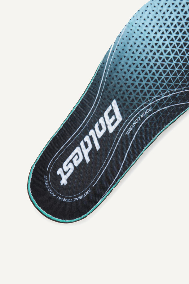 **워크 항균소취 인솔**은 워킹과 일상생활에 적합한 인솔입니다. 블랙과 민트 두 가지 색상으로 제공되며, EVA와 TPU 소재를 사용하여 제작되었습니다. 타공 패턴으로 통기성을 높였으며, 오솔라이트 소재와 TPU 힐컵, 중족부 아치 서포트가 편안함을 더합니다. 항균, 소취 기능으로 위생적이며, 경량 설계와 흡습 기능으로 쾌적한 착용감을 선사합니다. 산책룩과 피트니스룩은 물론 캐주얼, 미니멀, 스포티 스타일에도 잘 어울립니다.
