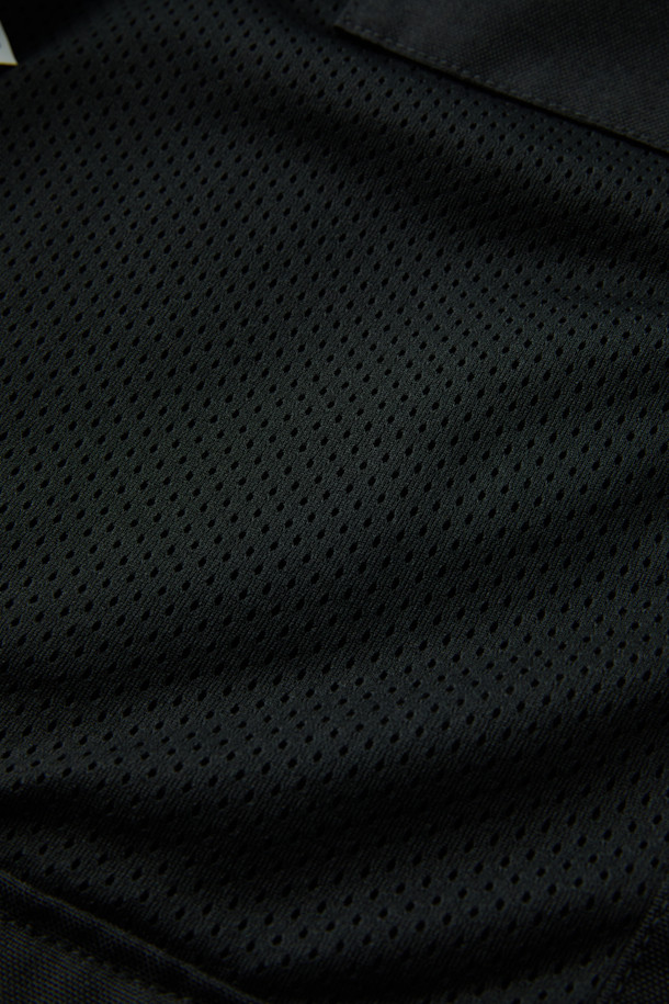 워크 시그니쳐 플리스 재킷 V3는 워크웨어와 일상 착용에 적합한 공용 플리스 재킷입니다. 부드러운 촉감의 플리스 소재와 두꺼운 두께감으로 가을, 겨울철 보온성을 제공하며, 스탠다드핏으로 편안한 착용감을 선사합니다. 블랙 컬러의 무지 디자인에 집업 및 스냅 여밈 방식을 적용하여 실용성을 높였습니다. 코듀라 500D 원단 덧댐, 허니콤 조직 본딩, YKK 스냅/지퍼, 총 6개의 포켓, 겨드랑이 액션분량, 목/소매 접밴드 등의 디테일로 내구성과 방수 기능을 더했습니다. 캐주얼, 스포티, 워크웨어 스타일을 아우르며 겨울 데일리룩, 산책룩, 워크샵룩에 활용하기 좋습니다.
