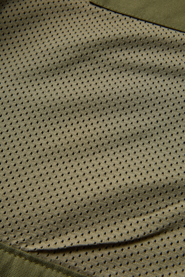 워크 시그니쳐 플리스 재킷 V3는 일상, 워크웨어, 아웃도어 활동에 적합한 플리스 재킷입니다. 카키와 올리브 두 가지 색상으로 출시되었으며, 가을과 겨울에 따뜻하게 착용할 수 있습니다. 부드러운 촉감의 허니콤 조직 본딩 플리스 소재를 사용하고, 내구성을 높이기 위해 코듀라 500D 원단을 덧대었습니다. 스탠다드핏으로 제작되었으며, YKK 스냅/지퍼와 총 6개의 포켓으로 실용성을 더했습니다. 가을 나들이룩, 캠핑룩, 겨울 데일리룩 등 다양한 스타일에 캐주얼, 스포티 무드로 연출하기 좋습니다.
