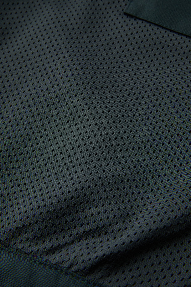 워크 시그니쳐 플리스 재킷 V3는 가을, 겨울 시즌에 따뜻하게 착용할 수 있는 플리스 재킷입니다. 일상, 워크웨어, 아웃도어 활동에 적합하며, 캐주얼, 스포티한 스타일을 연출할 수 있습니다. 부드러운 촉감의 플리스 소재와 내구성이 뛰어난 코듀라 500D 원단 덧댐으로 제작되었습니다. 허니콤 조직 본딩 플리스, YKK 스냅/지퍼, 총 6개의 포켓, 겨드랑이 액션 분량, 목/소매 접밴드 처리 등 다양한 기능성 디테일이 돋보입니다. 스탠다드핏의 블랙 컬러 무지 디자인으로, 겨울 데일리룩, 워크샵룩, 캠핑룩 등 다양한 TPO에 활용하기 좋습니다.
