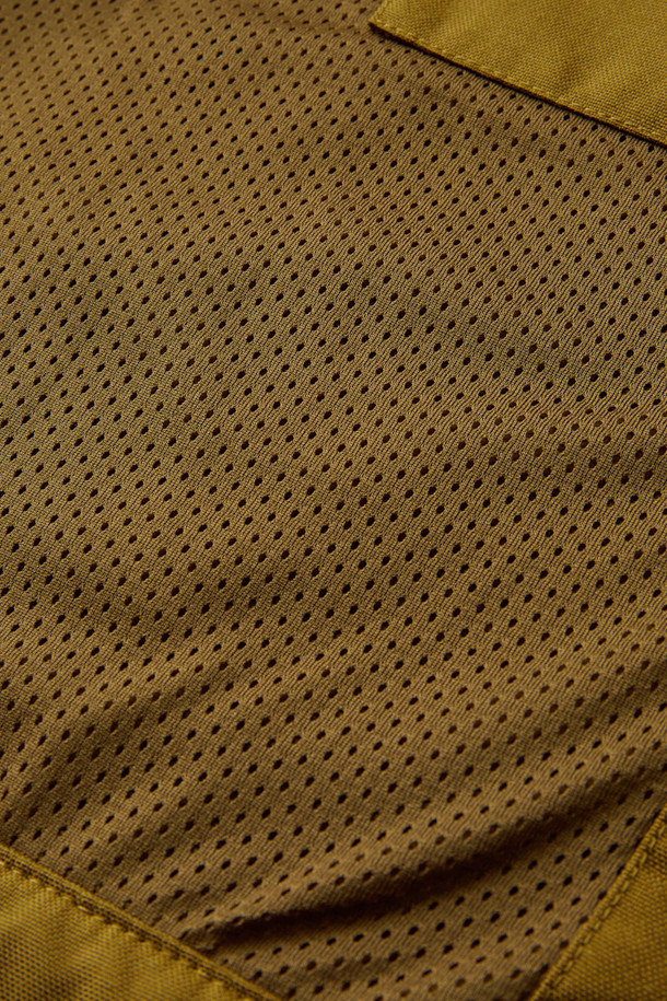 워크 시그니쳐 플리스 재킷 V3는 일상과 워크웨어 스타일을 아우르는 공용 플리스 재킷입니다. 부드러운 촉감의 허니콤 조직 본딩 플리스와 코듀라 500D 원단 덧댐으로 보온, 내구성, 방풍 기능을 갖춰 가을, 겨울철에 착용하기 좋습니다. 스탠다드핏에 지퍼와 스냅 여밈 방식을 적용했으며, 총 6개의 포켓과 겨드랑이 액션 분량, 목/소매 접밴드 처리로 활동성을 높였습니다. 브라운 컬러의 무지 디자인으로 캐주얼, 워크웨어, 스포티한 스타일을 연출할 수 있으며, 겨울 데일리룩, 산책룩, 캠핑룩에 적합합니다.
