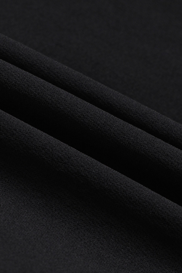 워크 스크래치 프리 우븐 재킷은 남성을 위한 스탠다드핏 워크 재킷입니다. 블랙 색상의 무지 디자인으로, 작업용 및 일상용으로 착용하기 좋습니다. 봄, 가을, 겨울 계절에 적합하며, 지퍼와 스냅으로 여밈이 가능합니다. 나일론과 스판덱스 혼방 소재로 제작되어 활동성과 내구성을 높였으며, 10개의 포켓 시스템과 스크래치 방지 설계, 겨드랑이 액션분량 설계로 실용성을 더했습니다. YKK 스냅/지퍼를 사용하여 품질을 높였으며, 스트레치 기능과 뛰어난 수납성, 내구성을 자랑합니다. 출근룩, 여행룩, 캐주얼, 미니멀 스타일을 즐기는 분들께 추천합니다.
