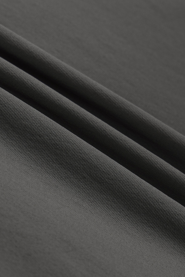 워크 스크래치 프리 우븐 재킷은 남성용 워크 자켓입니다. 그레이 컬러에 스포티하고 캐주얼한 스타일을 더했으며, 봄, 가을, 겨울 3계절 착용이 가능합니다. 나일론과 스판덱스 혼방 소재로 제작되어 활동성과 내구성을 높였으며, 스탠다드 핏으로 편안하게 착용할 수 있습니다. 겨드랑이 액션 분량, 10개 포켓 시스템, 스크래치 방지 설계, YKK 스냅/지퍼 사용으로 기능성을 더해 작업용 및 일상복으로 활용하기 좋습니다. 출근룩, 워크샵룩, 가을 나들이룩 등 다양한 TPO에 캐주얼하고 미니멀한 워크웨어 스타일을 연출해보세요.
