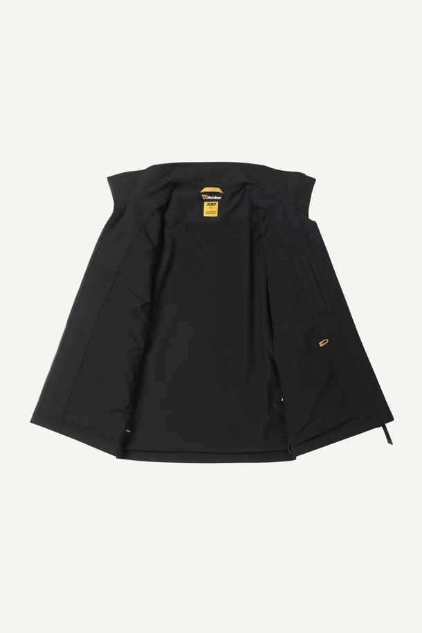 안티케미컬 재킷은 작업, 일상에서 활용 가능한 남녀 공용 자켓입니다. 스포티와 밀리터리 무드를 동시에 느낄 수 있으며, 블랙 컬러의 무지 디자인으로 제작되었습니다. 나일론 소재를 사용하여 부드러운 촉감을 제공하며, 스탠다드핏과 긴 소매 기장으로 편안한 착용감을 선사합니다. 방수, 발수, 화학물질 보호 기능을 갖춰 작업 환경에서 안전하게 사용할 수 있으며, 총 11개의 다수 포켓, 펜꽂이 포켓, 재귀반사 프린트, 액션분량, YKK 스냅/지퍼 디테일로 실용성을 높였습니다. 출근룩, 워크웨어, 스포티, 미니멀 스타일을 즐겨 입는 분들께 추천합니다.
