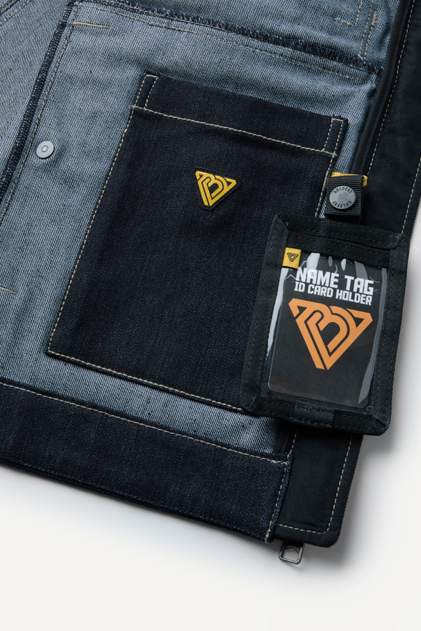 워크 PP 데님 재킷은 워크웨어, 캐주얼, 스트릿 스타일을 아우르는 공용 데님 재킷입니다. 인디고 컬러의 무지 디자인으로, 봄, 가을 계절에 적합하며 스탠다드핏으로 제작되었습니다. 속건 기능과 수납성을 갖춘 트러커 스타일의 재킷으로, 스냅 또는 지퍼로 여밀 수 있습니다. 펜 포켓, 금속 와펜, 벨크로 시스템, 배색 스티치 디테일이 돋보이며 가을 나들이룩에 완벽하게 어울립니다. 긴 소매 기장의 레귤러 기장으로, 데님과 폴리프로필렌 소재를 사용하여 편안함과 활동성을 동시에 제공합니다.
