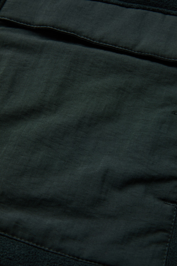 워크 미드레이어 폴라텍 플리스 재킷 V3는 일상, 작업 그리고 아웃도어 활동에 적합한 남녀 공용 플리스 재킷입니다. 뛰어난 보온성과 통기성을 제공하며, 흡습 및 속건 기능으로 쾌적한 착용감을 유지합니다. 부드러운 촉감의 폴라텍 플리스 소재와 9개의 포켓, 벨크로, D링 디테일은 스포티하면서도 캐주얼한 스타일을 완성합니다. 스탠다드 핏에 긴 소매, 집업 및 스냅 여밈 방식으로 편안한 착용감을 선사하며, 봄, 가을, 겨울 세 계절 모두 활용 가능합니다. 등산, 캠핑, 출근 등 다양한 TPO에 맞춰 미니멀하고 세련된 스타일을 연출해보세요.
