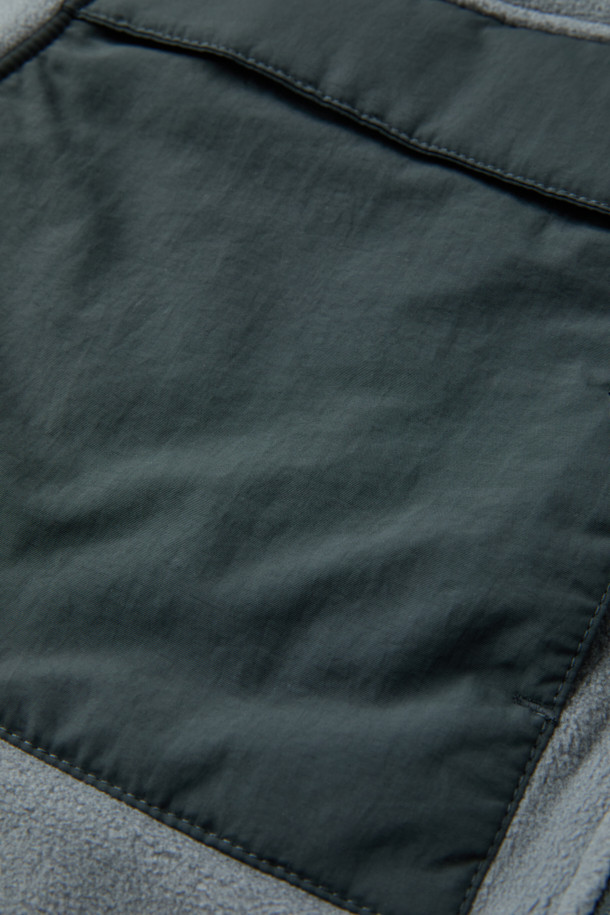 워크 미드레이어 폴라텍 플리스 재킷 V3는 일상, 작업 및 아웃도어 활동에 적합한 남녀 공용 플리스 재킷입니다. 부드러운 촉감의 폴라텍 소재와 나일론 소재를 혼방하여 보온성, 통기성, 속건 기능, 그리고 내구성을 갖췄습니다. 스탠다드핏의 레귤러 기장으로, 그레이 및 다크 그레이 색상으로 제공되며, 지퍼 및 스냅 여밈 방식에 총 9개의 포켓을 구성하여 실용성을 더했습니다. 마찰 부위 덧댐 처리, YKK 스냅/지퍼, 벨크로, D링 다용도 고리 등 다양한 디테일이 돋보이며, 등산룩, 캠핑룩, 출근룩 등 다양한 TPO에 캐주얼, 스포티, 워크웨어 스타일로 활용하기 좋습니다.
