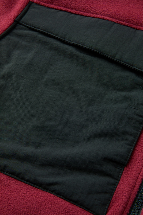 워크 미드레이어 폴라텍 플리스 재킷 V3는 일상, 작업, 아웃도어 활동에 적합한 남녀 공용 플리스 재킷입니다. 레드와 블랙 두 가지 색상으로 제공되며, 스탠다드핏으로 캐주얼하고 스포티한 스타일을 연출합니다. 폴라텍과 나일론 소재를 사용하여 두꺼우면서도 부드러운 촉감을 제공하며, 보온, 통기, 속건, 흡습 기능으로 쾌적함을 유지합니다. 총 9개의 포켓, 마찰 부위 덧댐, YKK 스냅/지퍼, 볼디스트 네임택 호환, D링 다용도 고리, 벨크로 소매 등 다양한 디테일로 실용성을 더했습니다. 캠핑룩, 등산룩, 고프코어 스타일을 완성해보세요.
