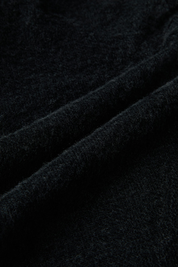 **에센셜 윈터 기모 팬츠 V2 (옥타)**는 워킹과 일상에서 활용하기 좋은 남녀 공용 기모 팬츠입니다. 나일론과 스판덱스 혼방 소재로 제작되어 우수한 신축성과 활동성을 제공하며, 안감에는 보온성이 뛰어난 기모와 TEIJIN OCTA 소재를 사용하여 겨울철에도 따뜻하게 착용할 수 있습니다. 컴포트 핏으로 편안한 착용감을 선사하며, YKK 지퍼, D링 고리, 카고 포켓, 펜슬 홀더, 행거 루프 등 다양한 부가 기능으로 실용성을 높였습니다. 출근룩과 캠핑룩 등 다양한 TPO에 활용 가능하며, 캐주얼, 스포티, 워크웨어 스타일을 모두 아우르는 디자인입니다.
