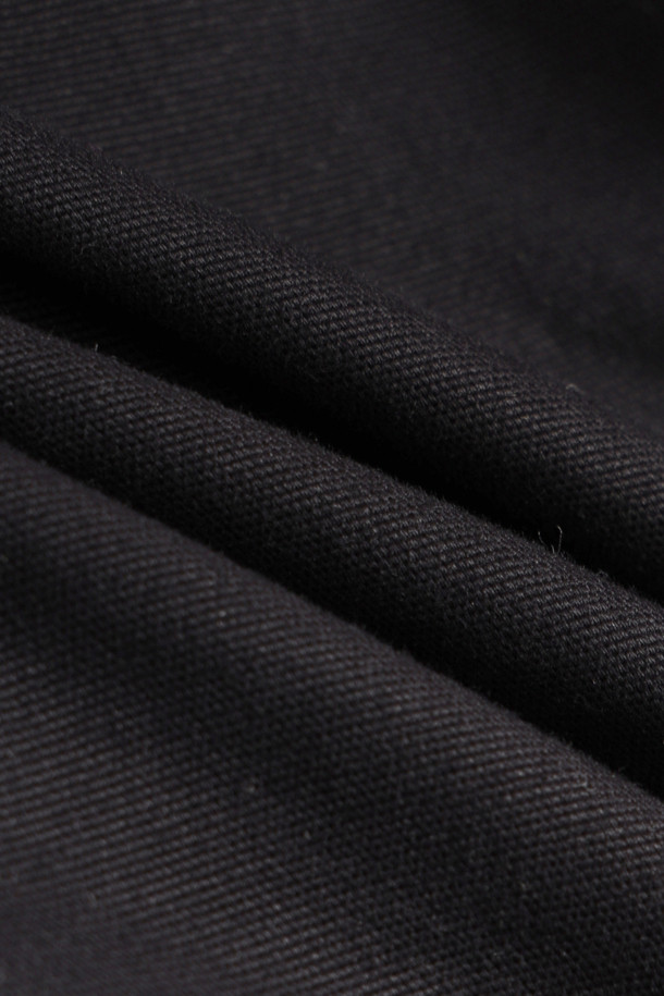 아라미드 쉴드 조거 팬츠 V3는 워크웨어와 일상, 스포티, 밀리터리 스타일을 아우르는 남성용 조거 팬츠입니다. 블랙 색상으로 사계절 착용 가능하며, 코듀라와 아라미드 소재를 사용하여 내구성과 내마모성을 높였습니다. 발수 기능과 신축성을 갖춰 활동성을 보장하며, 스탠다드핏 조거핏으로 편안한 착용감을 제공합니다. 10개의 포켓, YKK 지퍼, 더블 스티치, 무릎 보호 시스템, 툴 파우치 호환 등 다양한 디테일이 특징입니다. 출근룩, 워크샵룩, 캠핑룩 등 다양한 TPO에 활용할 수 있습니다.
