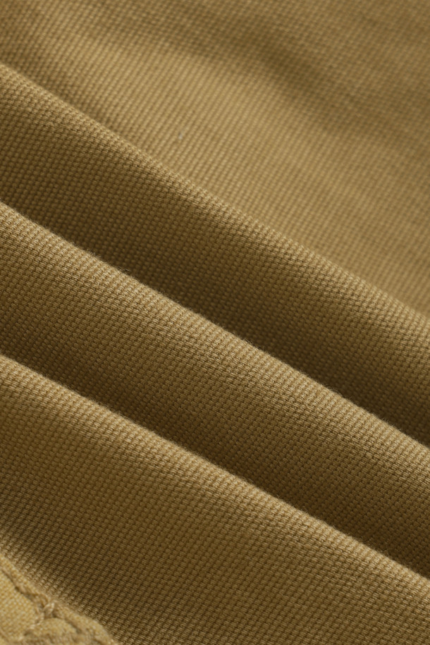 아라미드 쉴드 조거 팬츠 V3는 일상과 워킹 활동에 적합한 조거핏 바지입니다. 베이지 색상으로, 사계절 내내 착용 가능하며 스포티와 밀리터리 스타일을 동시에 연출합니다. 코듀라와 아라미드 소재를 사용하여 내구성과 신축성이 뛰어나고, 발수 기능까지 갖췄습니다. 10개의 포켓, YKK 지퍼, 더블 스티치, 무릎 보호 시스템, 파우치 호환 등 다양한 기능과 특징을 제공합니다. 스탠다드핏으로 편안하게 착용할 수 있으며, 워크웨어, 미니멀 스타일을 선호하는 분들께 추천합니다.
