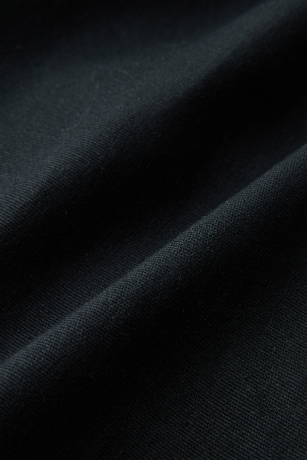 크래프트맨 팬츠 V4는 남성용 워크웨어 팬츠로, 사계절 착용이 가능합니다. 블랙 컬러의 무지 디자인에 스포티와 밀리터리 스타일을 더했으며, 컴포트 핏으로 편안한 착용감을 제공합니다. 면혼방, 코듀라, 나일론 등 튼튼한 소재를 사용하여 내구성을 높였으며 발수 및 스트레치 기능도 갖췄습니다. YKK 스냅/지퍼, 12개 포켓 시스템, 인체공학적 패턴, 밑단 너비 조절 기능, 코듀라 500D 원단 덧댐 등 실용적인 디테일이 돋보입니다. 출근룩, 워크샵룩, 가을 나들이룩 등 다양한 TPO에 워크웨어, 미니멀, 캐주얼 스타일로 활용하기 좋습니다.
