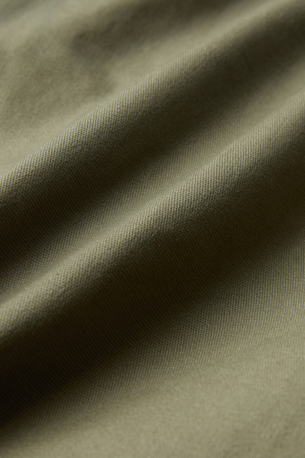 크래프트맨 팬츠 V4는 워크웨어와 일상, 출근룩과 워크샵룩에 모두 어울리는 남성용 워크팬츠입니다. 카키와 블랙 두 가지 색상으로 제공되며, 스포티하면서도 밀리터리 무드를 연출합니다. 면혼방, 나일론, 코듀라 소재를 사용하여 사계절 착용 가능하며, 두꺼운 두께감과 뻣뻣한 촉감이 특징입니다. 컴포트핏으로 편안함을 제공하며, 발수, 신축성, 내구성을 갖춰 활동성을 높였습니다. YKK 스냅/지퍼, 12개 포켓 시스템, 인체공학적 패턴, 코듀라 500D 원단 덧댐, 밑단 너비 조절 기능까지 갖춘 완성도 높은 팬츠입니다.
