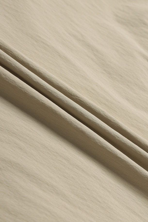 라이트워크 코듀라 셔켓은 워크웨어와 일상 모두 소화 가능한 남녀 공용 셔켓입니다. 베이지 색상으로 출시되었으며, 봄, 가을, 겨울 세 계절 모두 활용 가능합니다. 얇은 두께감에 코듀라, 나일론, 스판덱스 혼방 소재를 사용하여 방수, 신축성, 내구성, 내마모성까지 갖췄습니다. 컴포트핏 레귤러 기장으로 편안한 착용감을 제공하며, 8개의 포켓 시스템과 소매 롤업 기능, 금속 스냅 버튼, 볼펜 홀더, 다용도 고리 등 실용적인 디테일이 돋보입니다. 캐주얼, 워크웨어, 미니멀 스타일을 즐겨 입는 분들께 추천합니다.
