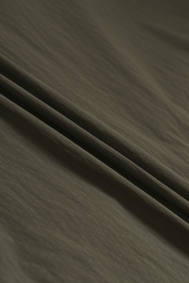 라이트워크 코듀라 셔켓은 봄, 가을, 겨울 세 계절 모두 활용 가능한 공용 셔켓입니다. 캐주얼, 스포티, 워크웨어 스타일을 아우르는 디자인으로, 일상, 워크, 출근룩, 워크샵룩, 가을 나들이룩 등 다양한 TPO에 적합합니다. 방수, 발수 기능을 갖춘 코듀라, 나일론, 스판덱스 혼방 소재로 제작되어 활동성과 편안함을 제공하며, 컴포트핏으로 편안한 착용감을 선사합니다. 카키, 올리브 두 가지 색상으로 출시되었으며, 얇은 두께감과 긴 소매 기장이 특징입니다. 8개의 수납 포켓, 소매 롤업 기능, 금속 스냅 버튼, 액션 플리츠, 펜 홀더, 다용도 고리 등 실용적인 디테일이 돋보입니다.
