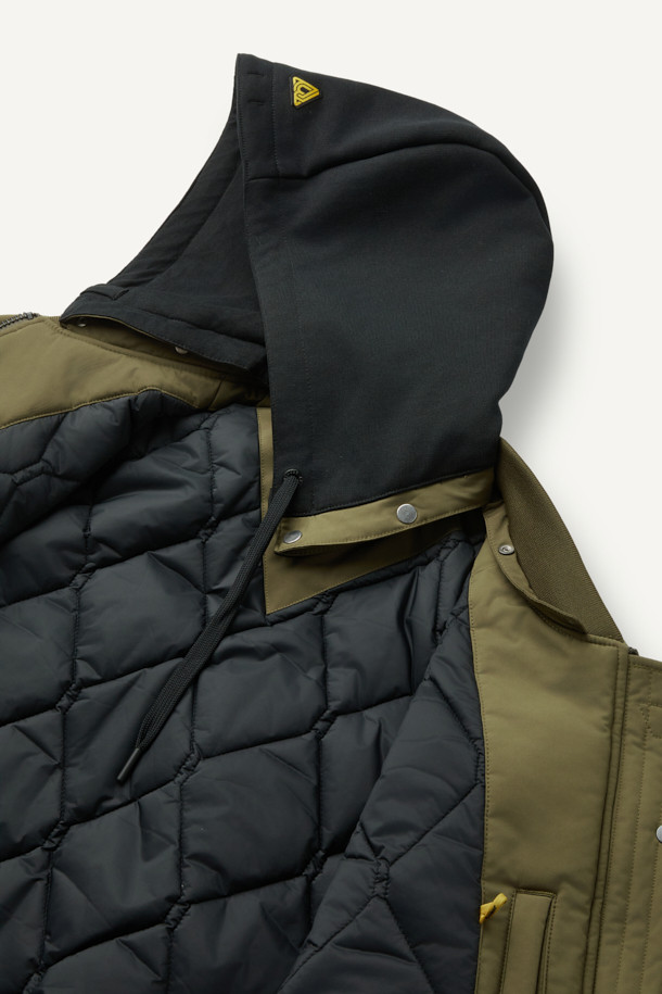 워크 MA-1 패딩 파카 V4는 일상과 워크웨어 스타일을 아우르는 남녀 공용 아우터입니다. 카키와 올리브 두 가지 색상으로 출시되었으며, 가을과 겨울에 따뜻하게 입을 수 있도록 두꺼운 두께감의 폴리에스테르 소재로 제작되었습니다. 컴포트핏으로 편안한 착용감을 제공하며, YKK 2WAY 지퍼, 13개 포켓, 후드 탈부착, 벨크로 시스템, 시보리 디테일, 아일렛 통기성 등 다양한 디테일이 돋보입니다. 생활방수, 방풍, 보온, 통기성 기능으로 실용성을 높였으며, 출근룩, 워크웨어, 스트리트, 미니멀 스타일을 즐겨 입는 분들께 추천합니다.
