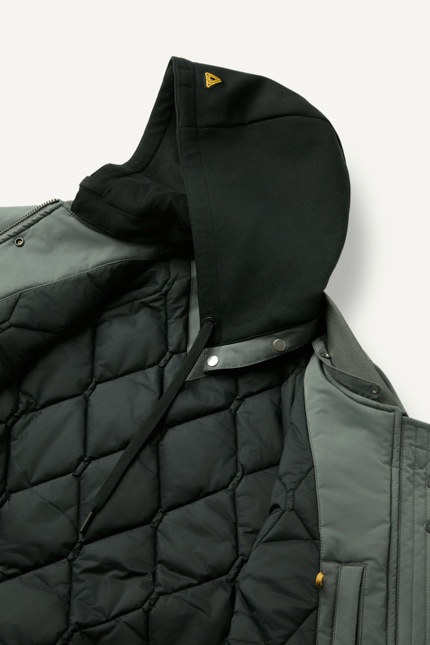 워크 MA-1 패딩 파카 V4는 일상과 워크웨어 스타일을 아우르는 남녀 공용 아우터입니다. 두꺼운 두께감의 폴리에스테르 소재에 안감은 패딩 처리하여 가을, 겨울철 뛰어난 보온성을 제공하며 일상적인 활동은 물론 출근룩으로도 활용 가능합니다. 밀리터리, 스포티 무드를 동시에 느낄 수 있으며, 무지 디자인에 후드 탈부착, YKK 2WAY 지퍼, 13개 포켓 시스템, 벨크로, 시보리, 아일렛 등 다양한 디테일이 돋보입니다. 생활 방수, 방풍 기능으로 외부 환경으로부터 보호하며, 컴포트핏 레귤러 기장으로 편안한 착용감을 선사합니다.
