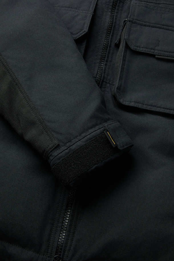 아라미드 쉴드 프리마로프트 워크 패딩 V2는 남성용 겨울 패딩으로, 워크웨어 및 작업복으로 활용하기 좋습니다. 밀리터리 스타일과 스포티한 무드를 동시에 느낄 수 있으며, 무지 패턴의 블랙 컬러로 디자인되었습니다. 뛰어난 보온성과 내구성을 자랑하며, 발수 및 제전 기능을 갖춰 기능성을 높였습니다. PRIMALOFT® SILVER 충전재, 알루미늄 히팅 안감, 9개의 포켓 시스템, D링 고리, 밑단 스트링 조절, 벨크로 시스템 등 다양한 디테일이 돋보입니다. 출근룩, 캠핑룩, 등산룩 등 다양한 TPO에 스포티, 워크웨어, 미니멀 스타일로 활용 가능합니다.
