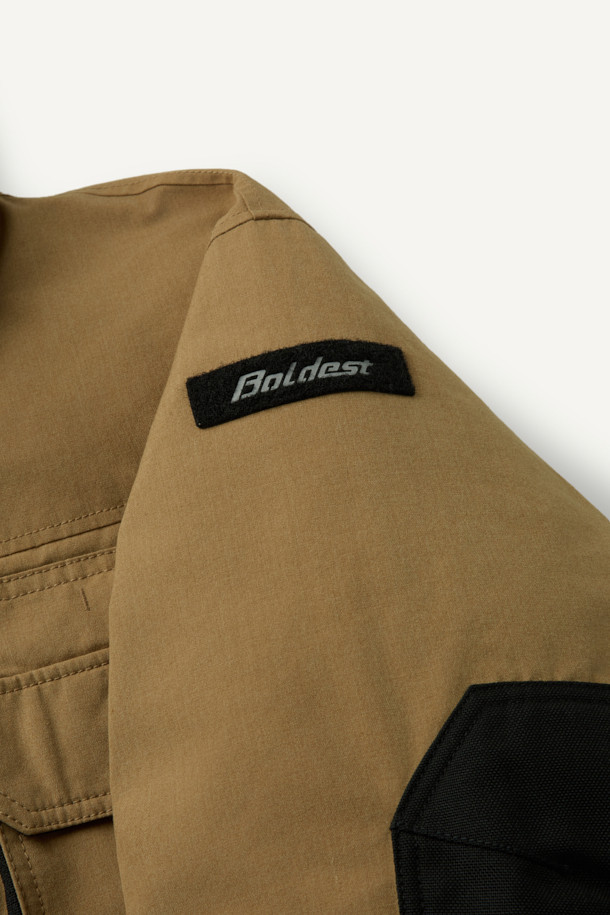 아라미드 쉴드 프리마로프트 워크 패딩 V2는 워크웨어와 일상, 스포티한 스타일을 아우르는 남녀 공용 겨울 아우터입니다. 베이지와 블랙 두 가지 색상으로 출시되었으며, 튼튼한 내구성과 보온성을 위해 아라미드, 코듀라, 프리마로프트 소재를 사용했습니다. 9개의 수납 포켓, D링 고리, 밑단 스트링 조절, 벨크로 시스템, 알루미늄 히팅 안감 등의 디테일이 돋보입니다. 발수 및 내열 기능으로 쾌적함을 더하며, 출근룩, 여행룩, 캠핑룩 등 다양한 TPO에 활용 가능합니다.
