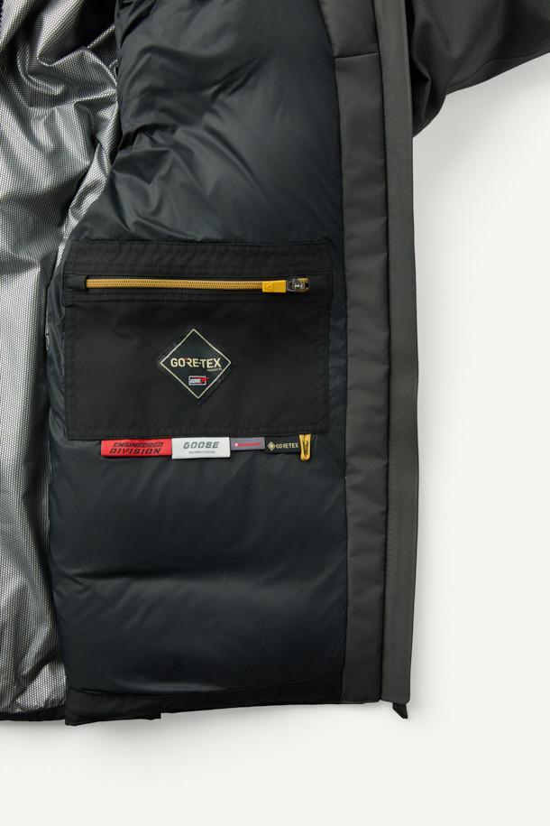 고어텍스 구스 다운 V2는 겨울철 하이킹, 워킹, 일상에서 폭넓게 활용 가능한 방한용 다운자켓입니다. 뛰어난 방수, 방풍 기능을 제공하며, 알루미늄 히팅 안감과 구스다운 충전재를 사용하여 보온성을 극대화했습니다. 후드 탈부착이 가능하며, 7개의 포켓과 YKK 방수 지퍼를 적용하여 수납성과 내구성을 높였습니다. 스포티, 고프코어, 미니멀 스타일을 믹스매치하여 등산룩, 여행룩, 캠핑룩 등 다양한 TPO에 활용할 수 있습니다. 블랙 색상의 레귤러핏 다운자켓으로, 긴소매 기장을 갖추었습니다.
